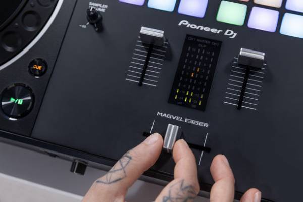 本格的なスクラッチと革新的な新機能を実現する新世代コントローラー「DDJ-REV5」が2023年9月中旬登場