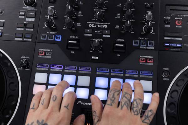 本格的なスクラッチと革新的な新機能を実現する新世代コントローラー「DDJ-REV5」が2023年9月中旬登場