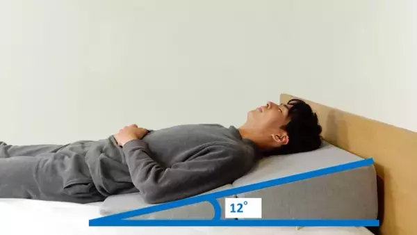 逆流性食道炎対策の新定番！韓国の大手病院で開発された三角枕が、machi-yaにて先行予約販売開始！8月31日まで先行予約受付