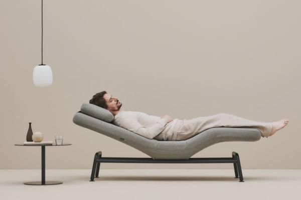 究極のリラックス姿勢へと変化する電動ソファベンチ「BARS」Makuakeで先行販売を開始