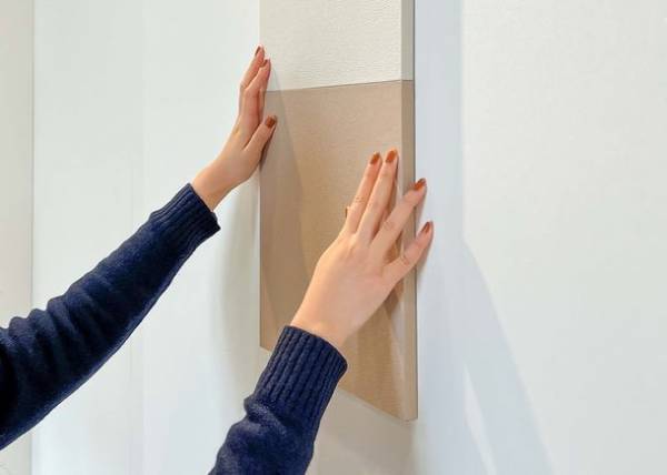 壁紙から生まれた調湿タイル「Sara-rit. -さらりっと-」が新発売　優しい色合いと表情でインテリアを彩って