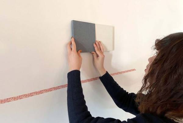 壁紙から生まれた調湿タイル「Sara-rit. -さらりっと-」が新発売　優しい色合いと表情でインテリアを彩って