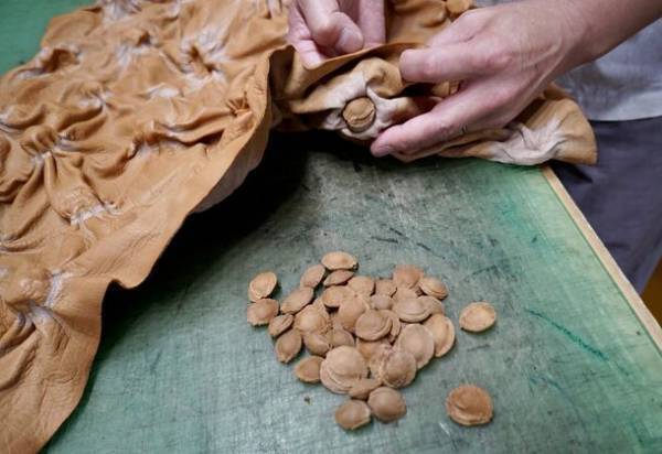 「逢初レザー」が伝統工芸の技術により誕生！使用商品を9月28日よりながの東急百貨店に本販売開始　「逢初レザー」「杏染革」の2つの鹿革が作り出す世界観