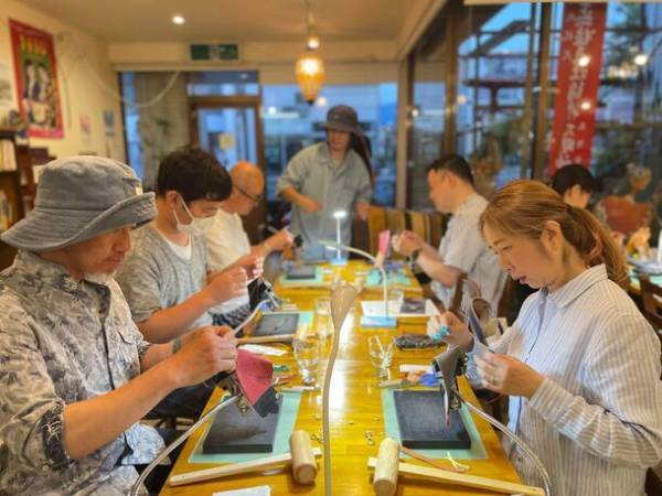 「逢初レザー」が伝統工芸の技術により誕生！使用商品を9月28日よりながの東急百貨店に本販売開始　「逢初レザー」「杏染革」の2つの鹿革が作り出す世界観