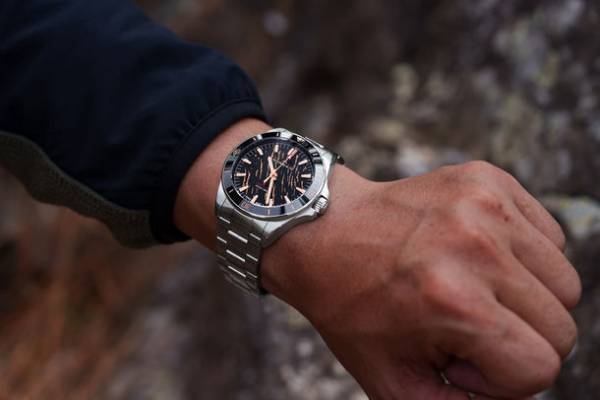 ベストセラー「アドベンチャー ネベレスト」に新バージョンが登場。ゴールドグレーシャー文字盤は、頂点に向かって休むことなく挑むネベレストスピリットをさらに高めます。