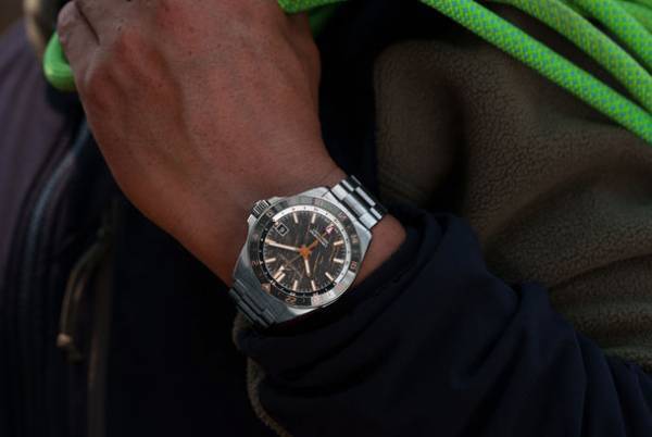 ベストセラー「アドベンチャー ネベレスト」に新バージョンが登場。ゴールドグレーシャー文字盤は、頂点に向かって休むことなく挑むネベレストスピリットをさらに高めます。