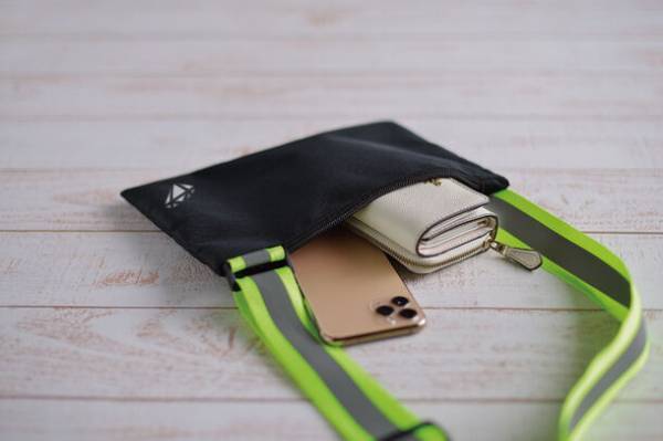 リフレクターを施した肩掛けベルトで夜間視認性を向上！「グレアサコッシュ」発売