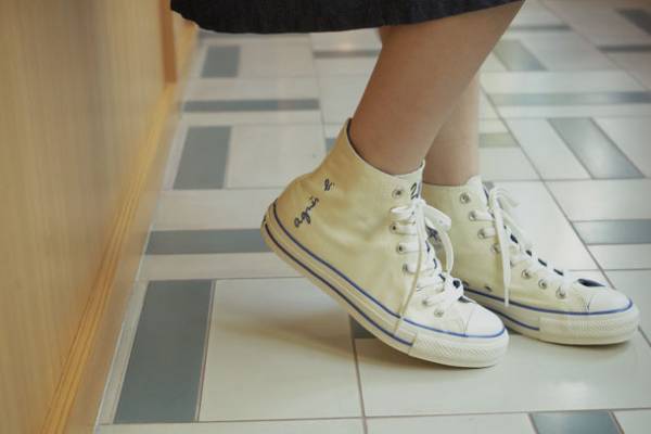 アニエスベー×コンバース　初コラボレーションのスニーカーを発売