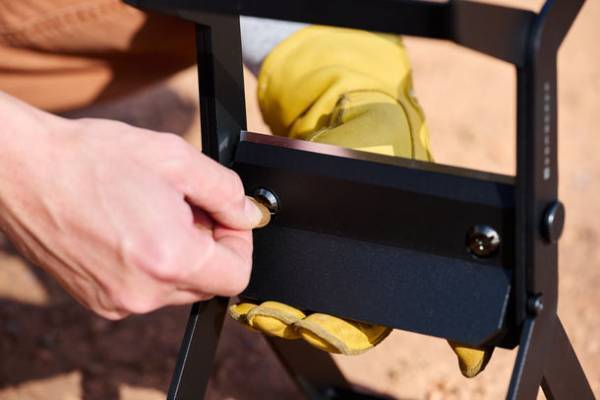 Makuakeで目標達成率1,000％突破！スリムに折りたためて持ち運びに便利な薪割りスタンドが9月9日より一般販売開始