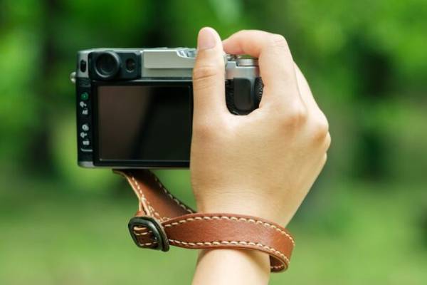 カメラ底部の三脚穴のみを使用し取り付けるストラップ「blinkカメラ用レザー・リストストラップ」9月11日(月)新発売