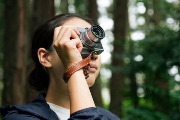 カメラ底部の三脚穴のみを使用し取り付けるストラップ「blinkカメラ用レザー・リストストラップ」9月11日(月)新発売