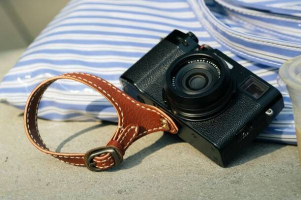 カメラ底部の三脚穴のみを使用し取り付けるストラップ「blinkカメラ用レザー・リストストラップ」9月11日(月)新発売