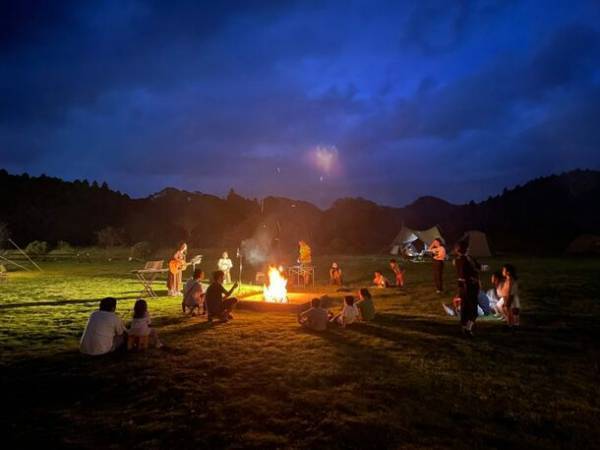 アパレル関係者限定のBAR「FashionTuesday」を運営しているフォーピープルがアパレル×キャンプのイベント「APACAMP(アパキャン)」を10月21日、22日で開催！