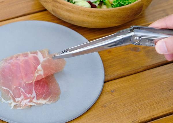 累計5万本突破の「アングルマスター」の新商品　重厚さと精度を兼ね備えたフォールディングトングが9/15発売！