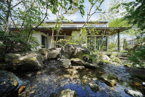 山の中にいるような“壮大なスケール”の庭づくり