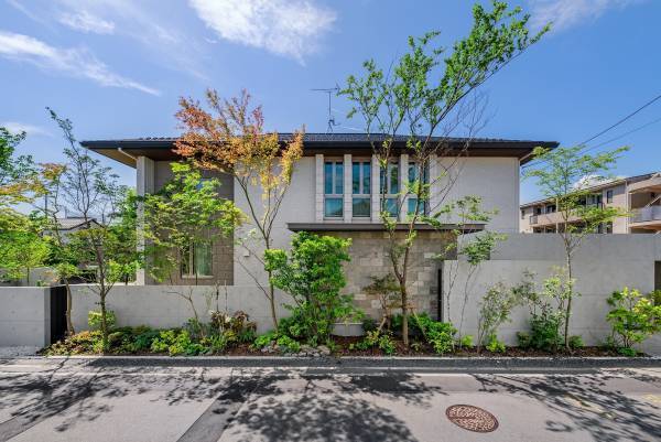 山の中にいるような“壮大なスケール”の庭づくり