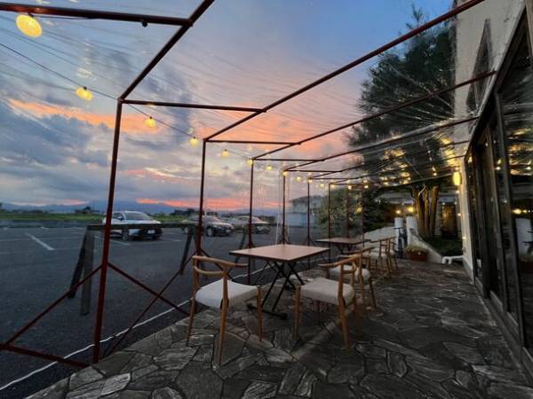 栃木県のレストラン クローバーボヌールに那須野が原の青空の下でまったりできる全天候型のテラス席を新設！