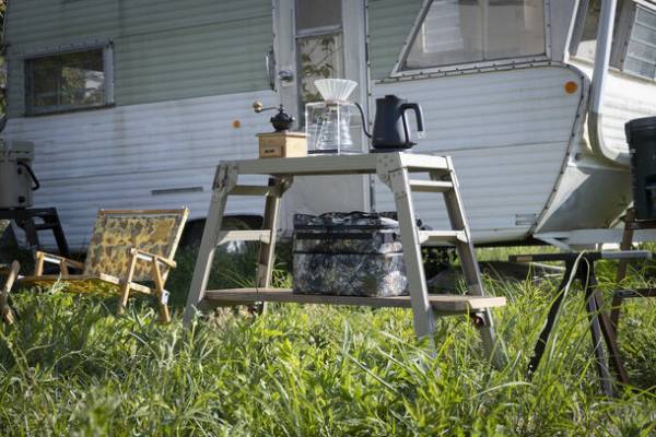 DIYやアウトドアシーンで活躍する「脚部伸縮足場台」　WHATNOTとコラボしたサンドベージュカラーが9月1日発売！