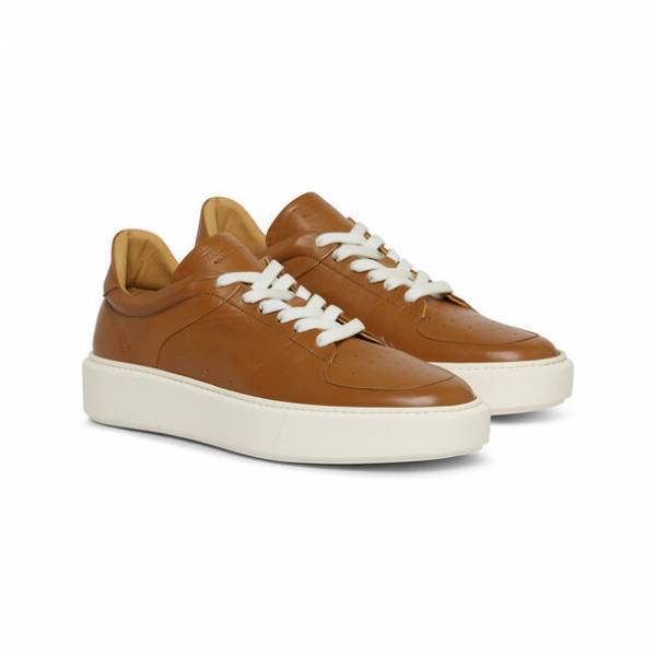 テストーニが『2023 Autumn Collection』の新しいレザートートバッグやソフトなスニーカーを発表