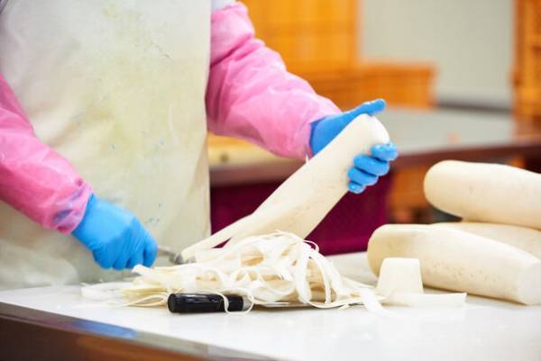 デリカフーズ、野菜の端材を使った野菜だし「ベジブロード」を開発　本日より大手外食チェーンの新商品に初採用！