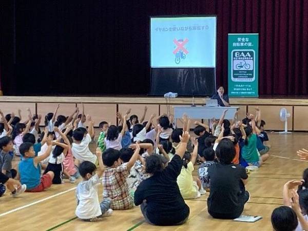 ＜自転車の安全利用促進委員会レポート＞ヘルメットの重要性や安全利用するためのルールについて講演　新庄市立明倫学園の生徒約540名と保護者約30名が自転車の安全について学ぶ「自転車通学安全講習会」を開催