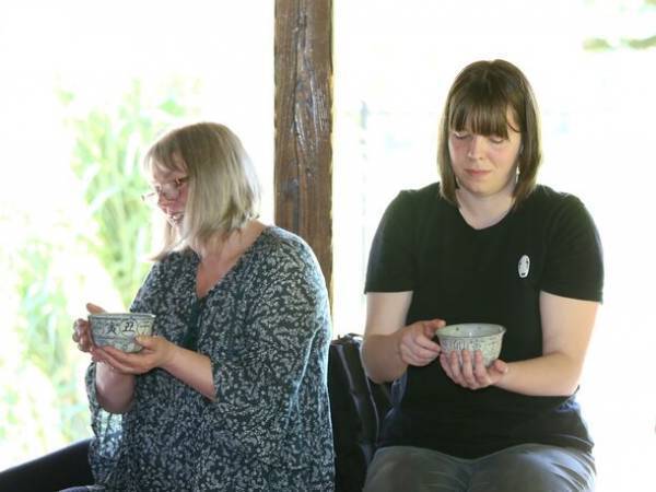 「当日券」を会場で販売！当日参加できる茶道プログラムを多数ご用意！開催間近！「東京大茶会2023」10月14・15日(浜離宮恩賜庭園)、10月21・22日(江戸東京たてもの園)お菓子は「懐紙」と「菓子切り」を添えて提供するので、茶道未経験者も気軽に参加できます！