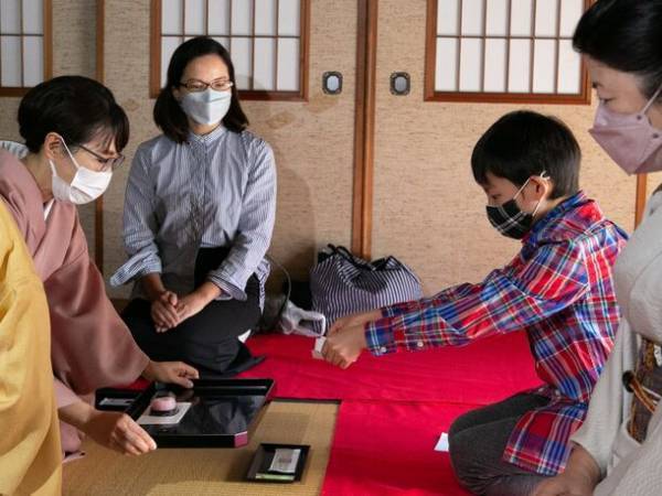 「当日券」を会場で販売！当日参加できる茶道プログラムを多数ご用意！開催間近！「東京大茶会2023」10月14・15日(浜離宮恩賜庭園)、10月21・22日(江戸東京たてもの園)お菓子は「懐紙」と「菓子切り」を添えて提供するので、茶道未経験者も気軽に参加できます！