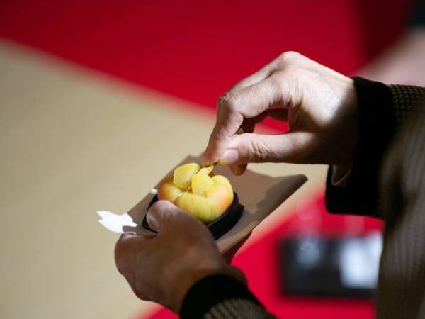 「当日券」を会場で販売！当日参加できる茶道プログラムを多数ご用意！開催間近！「東京大茶会2023」10月14・15日(浜離宮恩賜庭園)、10月21・22日(江戸東京たてもの園)お菓子は「懐紙」と「菓子切り」を添えて提供するので、茶道未経験者も気軽に参加できます！