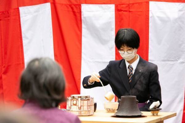 「当日券」を会場で販売！当日参加できる茶道プログラムを多数ご用意！開催間近！「東京大茶会2023」10月14・15日(浜離宮恩賜庭園)、10月21・22日(江戸東京たてもの園)お菓子は「懐紙」と「菓子切り」を添えて提供するので、茶道未経験者も気軽に参加できます！