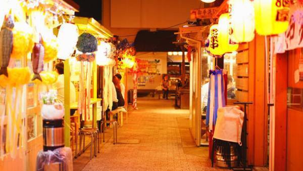 10月は「八戸横丁月間 酔っ払いに愛を」開催！8つの横丁を舞台に酒とパフォーマンスに酔いしれる