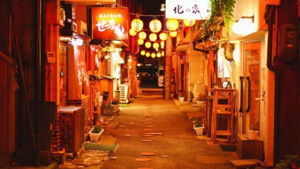 10月は「八戸横丁月間 酔っ払いに愛を」開催！8つの横丁を舞台に酒とパフォーマンスに酔いしれる