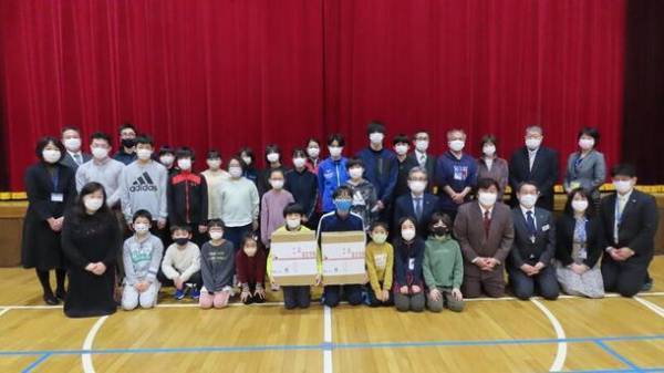 ジブラルタ生命、全国へき地教育研究連盟加盟校へリユースノートPC267台を寄贈