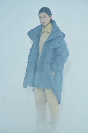 日本の老舗羽毛メーカー「河田フェザー」が手がけるダウン製品ブランド「KWD」より、2023AW NEWラインナップが登場。