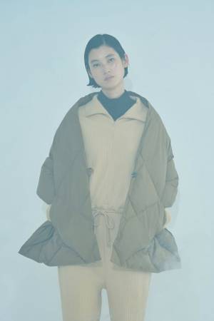 日本の老舗羽毛メーカー「河田フェザー」が手がけるダウン製品ブランド「KWD」より、2023AW NEWラインナップが登場。