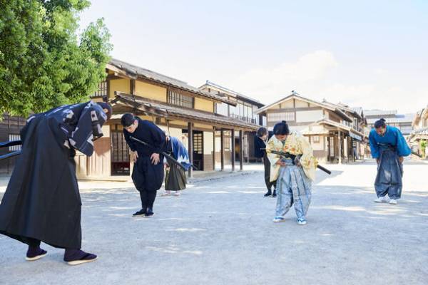 江戸の町で時代衣装を着て特別な体験を！本格的な「殺陣体験 A Sword-Fighting Experience」を京都・東映太秦映画村にて9月16日(土)より期間限定開催！