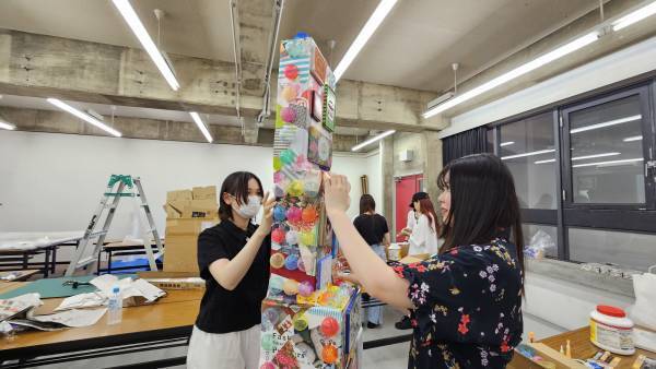 不要な紙袋約750枚や空き缶約100個をアップサイクルしたオブジェを展示するなど地元大学生とのコラボ企画でSDGｓについて発信！秋の「HAPIECO WEEK（ハピエコウィーク）」を開催