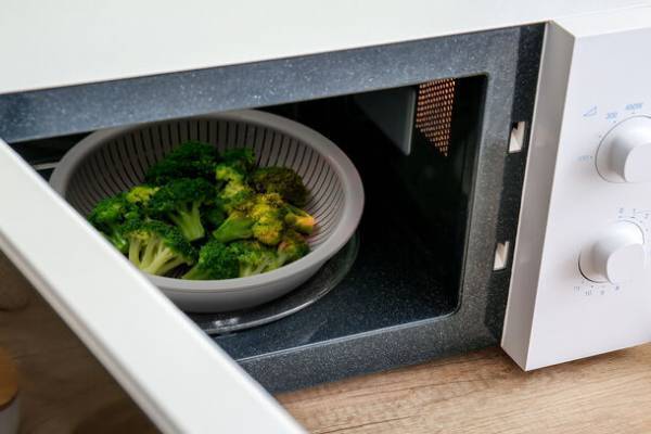 料理研究家 松田 美智子氏監修「米とぎにも使えるザルとボウル」　テーブルウェアとしてもピッタリな新色が9月26日発売