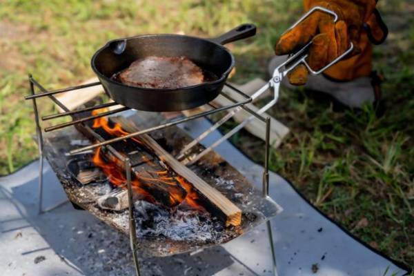 「ハサミ」と同じ感覚で使える火ばさみ『HIKAMI』と同時開発の『2way 灰かき棒』のお得なセットが10月13日よりMakuakeにて先行予約販売開始