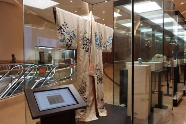 重要文化財「小袖 白綾地秋草模様」〈冬木小袖〉　修理後初公開　(10月3日から)