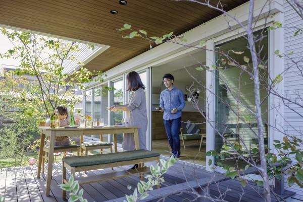 想像を遥かに超える。こだわりのウッドデッキがもたらす、子どもと過ごす豊かな時間