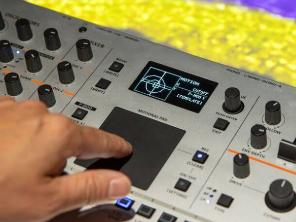 ウェーブテーブルとバーチャル・アナログ・エンジンを搭載した新世代のシンセサイザーを発売
