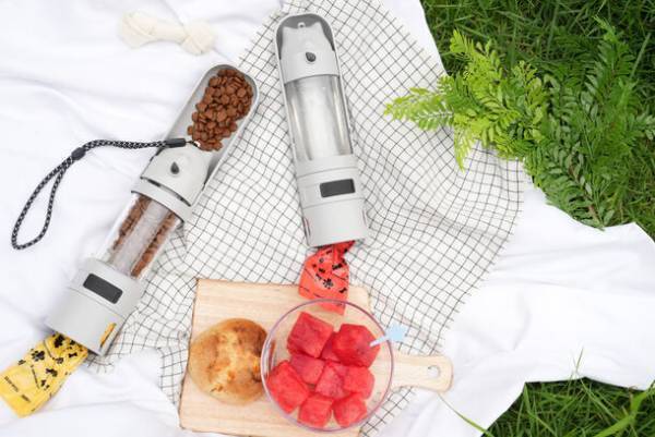 ペットのお水・餌、おやつ、うんち袋をまとめて1つに。4 in 1ボトルの「ワンタッチウォーター／フードボトル」　応援購入サービスMakuakeで9月28日より先行販売開始！