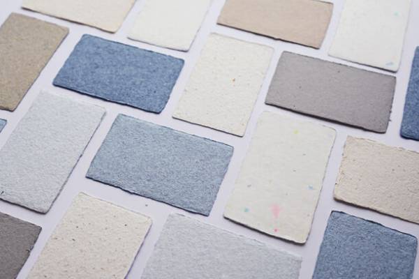 デニムや家具、発酵食品などの廃材を手漉き紙に再生する「めぐる、手漉紙。」が10月27日(金)に東京千代田区「NEKI」で販促物の相談会を開催