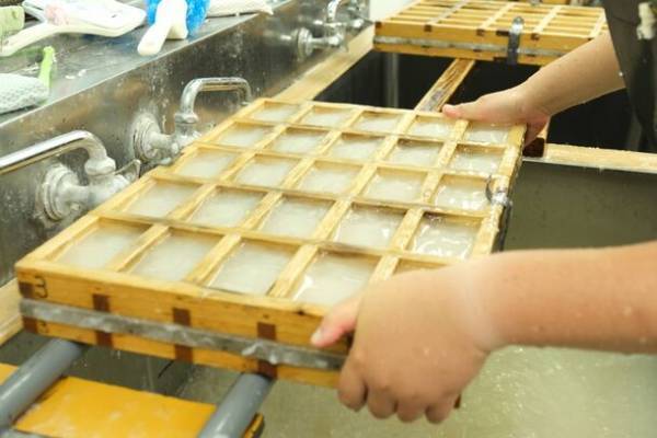 デニムや家具、発酵食品などの廃材を手漉き紙に再生する「めぐる、手漉紙。」が10月27日(金)に東京千代田区「NEKI」で販促物の相談会を開催