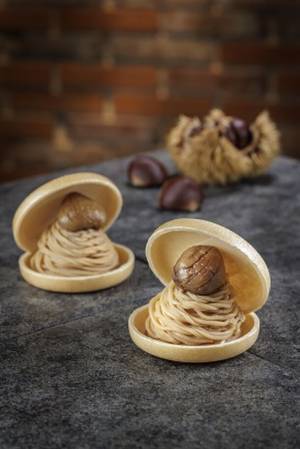 秋田・角館のモンブランスイーツ専門店から、観光名所の武家屋敷をモチーフにした黒いモンブランが新登場！　～ご当地スイーツ開発で観光地角館の活性化へ～