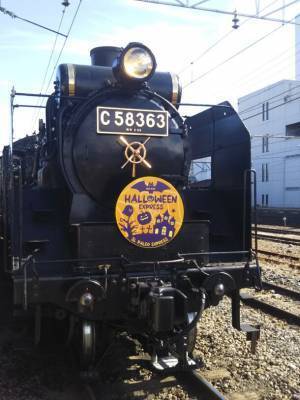 秋の彩りが始まる秩父・長瀞を走るSLパレオエクスプレス　10月7日(土)より車内販売で「SLパレオのプリンぱん」「SL PALEO GELATO イタリアン・マロングラッセ」が登場！