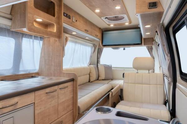 ペットと旅するキャンピングカー「レクビィ ソラン」に新モデル「ハイルーフ版」登場！横浜キャンピングカーショー2023で発表・展示