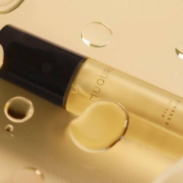 [Instagramプレゼントキャンペーン開催！]肌を柔らげ潤いの通り道をつくる導入美容液「MUQURU／ムクル オイルインエッセンス」肌に棲む「常在菌(美肌菌)」の栄養となるアミノ酸、酵母、酵素、ハチミツを配合し、キメの整った透明感(*1)のある無垢な素肌へ導きます
