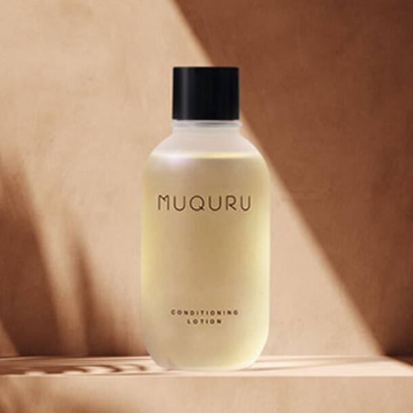 [Instagramプレゼントキャンペーン開催！]肌を柔らげ潤いの通り道をつくる導入美容液「MUQURU／ムクル オイルインエッセンス」肌に棲む「常在菌(美肌菌)」の栄養となるアミノ酸、酵母、酵素、ハチミツを配合し、キメの整った透明感(*1)のある無垢な素肌へ導きます