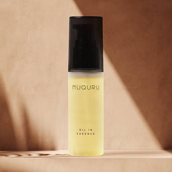 [Instagramプレゼントキャンペーン開催！]肌を柔らげ潤いの通り道をつくる導入美容液「MUQURU／ムクル オイルインエッセンス」肌に棲む「常在菌(美肌菌)」の栄養となるアミノ酸、酵母、酵素、ハチミツを配合し、キメの整った透明感(*1)のある無垢な素肌へ導きます